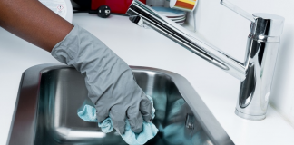 How to clean bathroom and kitchen sinks